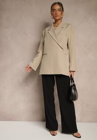 Renee - Beżowa Pudełkowa Marynarka Dwurzędowa o Fasonie Oversize Cornelise. Okazja: na spotkanie biznesowe, na co dzień. Kolor: beżowy. Materiał: jeans. Styl: casual, elegancki, biznesowy #3