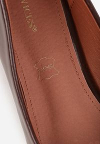 Renee - Brązowe Czółenka Vices ze Skórzaną Wkładką na Niskim Obcasie z Połyskiem Criwilla. Okazja: na co dzień. Kolor: brązowy. Materiał: skóra. Wzór: grochy. Obcas: na obcasie. Styl: casual, elegancki, retro. Wysokość obcasa: niski #8