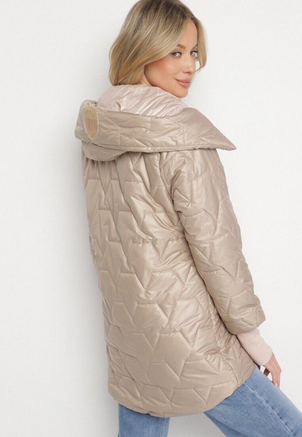 Born2be - Ciemnobeżowa Pikowana Kurtka z Kapturem i Rękawami ze Ściągaczami Melorisea. Okazja: na spacer, do pracy, na spotkanie biznesowe. Typ kołnierza: kaptur. Kolor: beżowy. Materiał: jeans, dzianina. Styl: elegancki, biznesowy