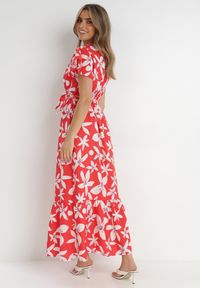Born2be - Czerwona Sukienka Marrie. Kolor: czerwony. Materiał: materiał. Długość rękawa: krótki rękaw. Wzór: kwiaty. Sezon: lato. Typ sukienki: kopertowe. Długość: maxi #5