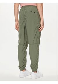 GAP - Gap Spodnie materiałowe 487058-01 Zielony Relaxed Fit. Kolor: zielony. Materiał: syntetyk