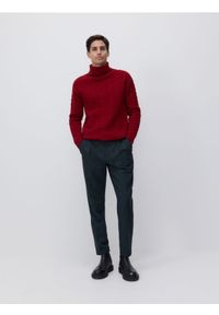 Reserved - Wełniany golf o warkoczowym splocie - czerwony. Typ kołnierza: golf. Kolor: czerwony. Materiał: wełna. Wzór: ze splotem #1