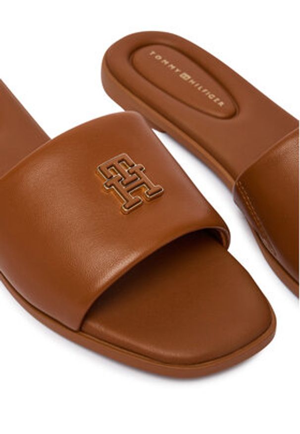 TOMMY HILFIGER - Tommy Hilfiger Klapki Th Logo Hardware Leather Mule FW0FW09292 Brązowy. Kolor: brązowy. Materiał: skóra
