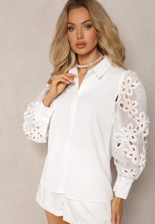 Renee - Biała Koszula z Eleganckimi Rękawami Ozdobionymi Ażurową Koronką Urecca. Kolor: biały. Materiał: koronka. Wzór: aplikacja, ażurowy, koronka. Styl: elegancki