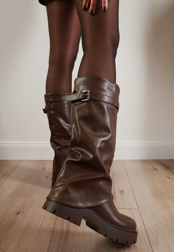 Born2be - Ciemnobrązowe Marszczone Kozaki VICES z Wywiniętą Cholewką z Klamerką Talles. Okazja: na co dzień. Zapięcie: bez zapięcia. Kolor: brązowy. Materiał: skóra, jeans. Szerokość cholewki: normalna. Styl: klasyczny, casual