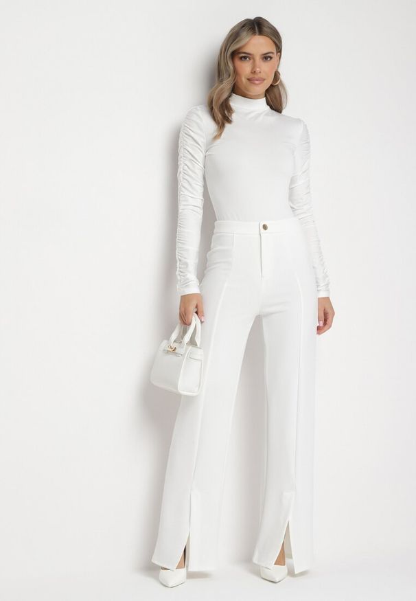 Born2be - Białe Szerokie Spodnie z Wysokim Stanem i Wiskozą Ozdobione na Dole Rozcięciami Xolea. Okazja: na co dzień. Stan: podwyższony. Kolor: biały. Materiał: wiskoza. Długość: długie. Wzór: aplikacja. Styl: casual, klasyczny, elegancki