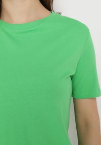Born2be - Zielony Gładki T-shirt z Elastycznej Bawełny z Krótkim Rękawem Derdiara. Kolor: zielony. Materiał: bawełna. Długość rękawa: krótki rękaw. Długość: krótkie. Wzór: gładki #6