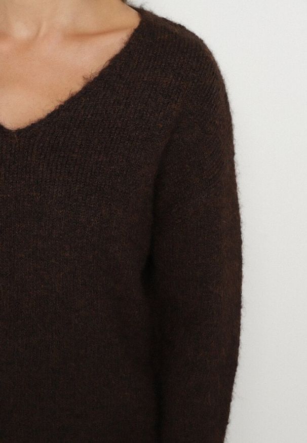 Born2be - Brązowy Sweter z Dodatkiem Wełny i Dekoltem w Serek Estorea. Okazja: na co dzień. Typ kołnierza: dekolt w serek. Kolor: brązowy. Materiał: wełna. Styl: klasyczny, casual, elegancki