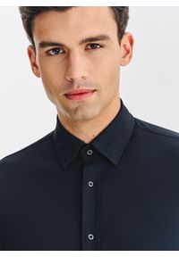 Pako Lorente - PAKO LORENTE – Czarna koszula męska. Typ kołnierza: kołnierzyk klasyczny. Kolor: czarny. Materiał: elastan, nylon. Długość rękawa: długi rękaw. Długość: długie. Styl: klasyczny #4