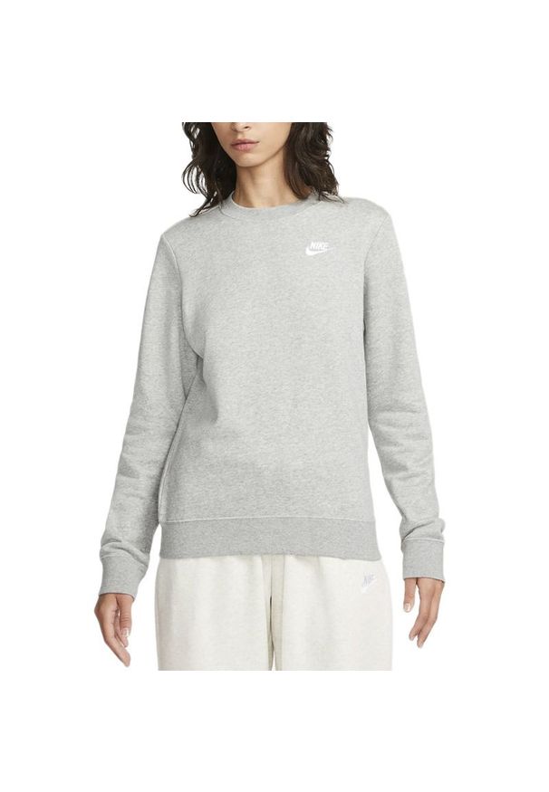 Bluza Nike Sportswear Club Fleece DQ5473-063 - szara. Kolor: szary. Materiał: bawełna, poliester. Wzór: aplikacja. Styl: sportowy