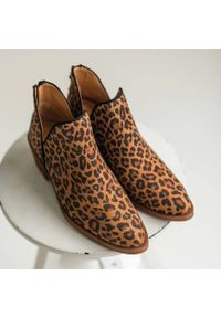 Marco Shoes Botki z naturalnej skóry z wycięciem litery V 1954B-634-1 brązowe. Kolor: brązowy. Materiał: skóra. Sezon: wiosna #5
