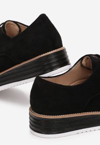 Renee - Czarne Półbuty Astrymes. Nosek buta: okrągły. Kolor: czarny. Szerokość cholewki: normalna. Obcas: na platformie #6