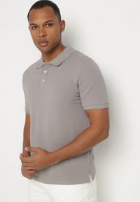 Born2be - Ciemnoszara Koszulka Bawełniana Polo Vimarith. Okazja: na spotkanie biznesowe, do pracy, na co dzień. Typ kołnierza: polo. Kolor: szary. Materiał: bawełna. Styl: biznesowy, casual #7