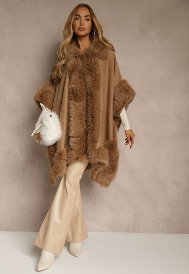 Renee - Jasnobrązowe Ponczo z Wiskozą Wełną i Futerkiem Mevicia. Okazja: na co dzień, na imprezę. Kolor: brązowy. Materiał: wiskoza, futro, wełna. Wzór: aplikacja. Styl: elegancki, klasyczny, casual