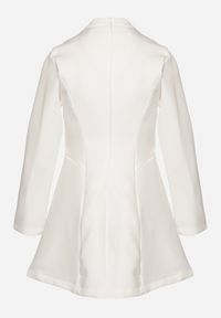 Born2be - Biała Taliowana Sukienka o Rozkloszowanym Dole Virvesa. Okazja: na co dzień. Kolor: biały. Styl: casual, elegancki #2