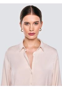 Big-Star - Koszula damska błyszcząca perłowa Saliki 103. Okazja: na spotkanie biznesowe. Typ kołnierza: kołnierzyk klasyczny. Kolor: biały. Materiał: tkanina, jeans, poliester, wiskoza. Wzór: gładki. Styl: klasyczny, elegancki, biznesowy #6