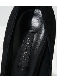 Casadei - CASADEI - Czarne szpilki z zamszu Blade. Kolor: czarny. Materiał: zamsz. Obcas: na szpilce. Styl: elegancki. Wysokość obcasa: średni #2