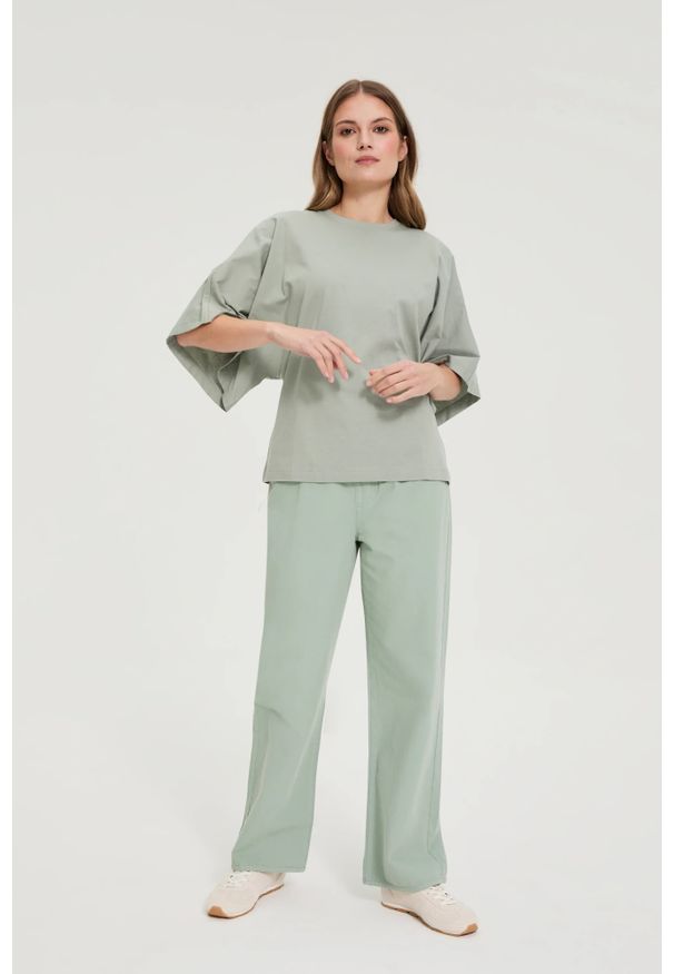 MOODO - Bluzka z szerokimi rękawami oliwkowa. Kolor: oliwkowy. Materiał: bawełna