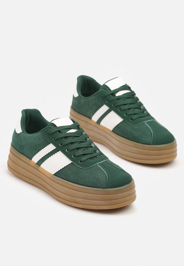 Born2be - Zielone Sneakersy w Stylu Klasycznych Tenisówek z Ozdobnymi Paskami Dellien. Okazja: na co dzień. Zapięcie: pasek. Kolor: zielony. Materiał: jeans