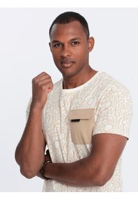 Ombre Clothing - Bawełniany męski t-shirt z literowym printem i kieszonką – kremowo-brązowy V1 - Rozmiar: S. Okazja: na co dzień. Kolor: brązowy. Materiał: bawełna. Wzór: nadruk. Styl: casual