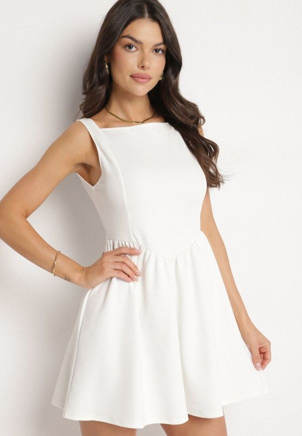 Born2be - Biała Koktajlowa Rozkloszowana Sukienka z Wiskozą Tilavelle. Okazja: na imprezę. Kolor: biały. Materiał: wiskoza. Sezon: lato. Typ sukienki: proste, rozkloszowane. Styl: wizytowy