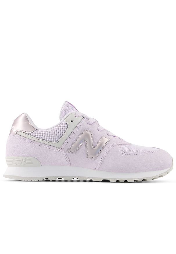 Buty młodzieżowe New Balance G5745LP - fioletowe. Okazja: na co dzień, na uczelnię. Zapięcie: rzepy. Kolor: fioletowy. Materiał: syntetyk, materiał, zamsz, guma. Szerokość cholewki: normalna. Model: New Balance 574. Sport: turystyka piesza