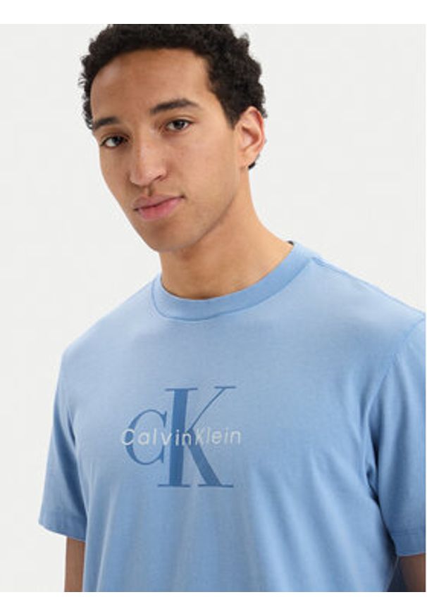 Calvin Klein Jeans T-Shirt SS 20S LV04RG832G Niebieski jasny Regular Fit. Kolor: niebieski. Materiał: bawełna