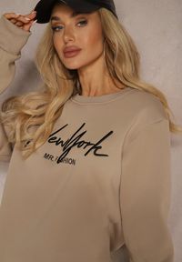 Renee - Ciemnobeżowa Bluza z Bawełną i Polarem Ozdobiona Haftowanym Napisem Radela. Kolor: beżowy. Materiał: bawełna, polar. Długość rękawa: długi rękaw. Długość: długie. Wzór: haft, aplikacja, napisy. Styl: klasyczny, elegancki