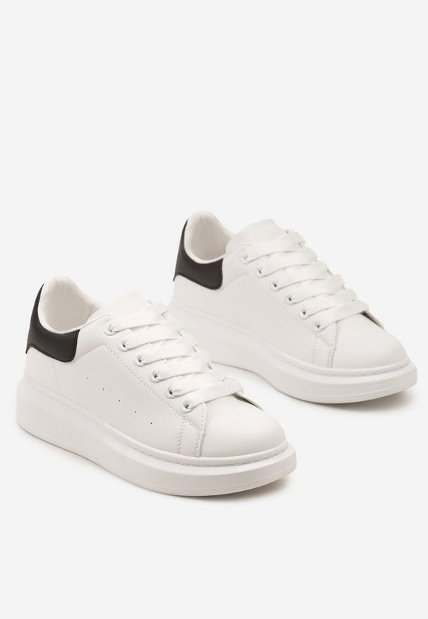 Born2be - Biało-Czarne Płaskie Klasyczne Buty Sportowe Sneakersy ze Sznurowaniem Sanesta. Nosek buta: okrągły. Zapięcie: sznurówki. Kolor: biały. Obcas: na obcasie. Wysokość obcasa: niski