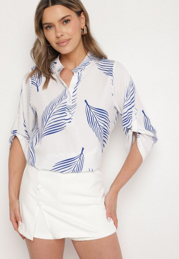 Born2be - Biało-Niebieska Koszula z Bawełną we Wzór Liści Lumavaie. Okazja: na co dzień. Kolor: niebieski. Materiał: bawełna. Styl: elegancki, casual