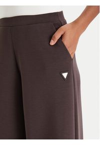 Guess Spodnie dresowe V4YB07 KCAY2 Brązowy Relaxed Fit. Kolor: brązowy. Materiał: syntetyk #2