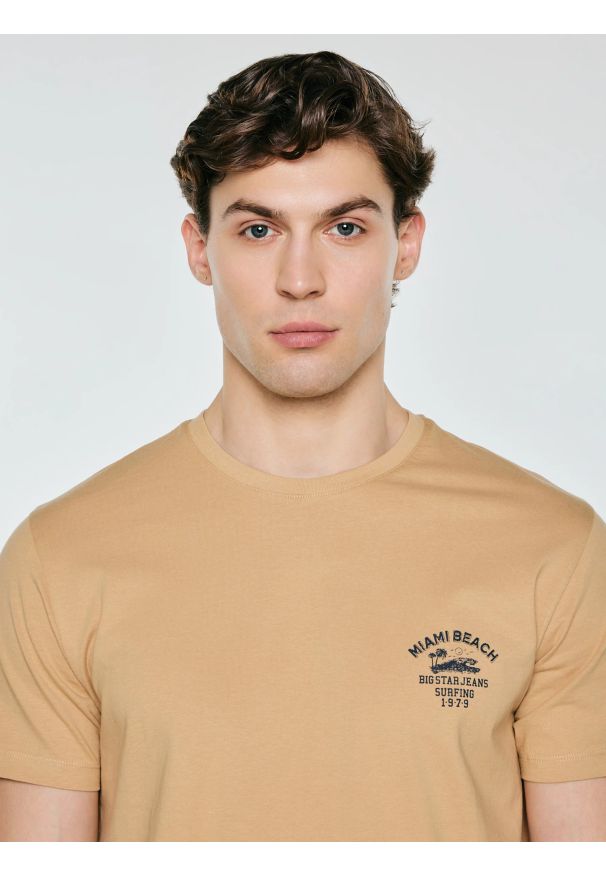 Big-Star - Koszulka męska z nadrukiem na piersi beżowa Forser 801. Okazja: na co dzień. Kolor: beżowy. Materiał: dzianina. Wzór: nadruk. Styl: casual, klasyczny, elegancki