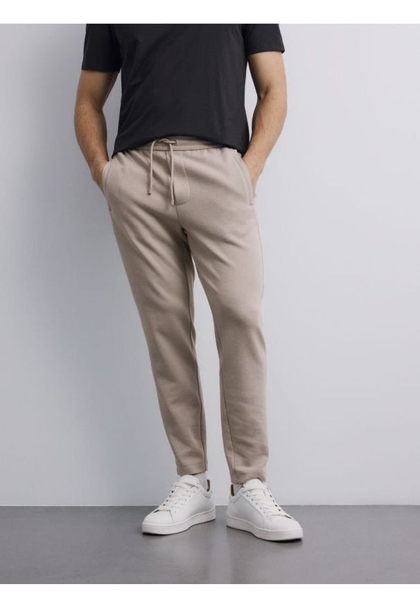 Reserved - Spodnie dresowe slim - beżowy. Kolor: beżowy. Materiał: dresówka