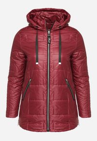 Born2be - Fuksjowa Pikowana Kurtka Ozdobiona Pikowaniem z Odpinanym Kapturem Falerosa. Okazja: na spacer, na co dzień. Kolekcja: plus size. Kolor: różowy. Materiał: jeans. Wzór: aplikacja. Styl: casual #5