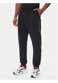 TOMMY HILFIGER - Tommy Hilfiger Spodnie dresowe UM0UM03664 Czarny Regular Fit. Kolor: czarny. Materiał: bawełna