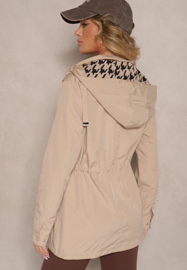 Renee - Ciemnobeżowa Kurtka w Stylu Parki ze Ściągaczem w Talii Arivienne. Okazja: na spotkanie biznesowe, do pracy, na co dzień. Kolor: beżowy. Materiał: jeans. Styl: klasyczny, biznesowy, casual, elegancki