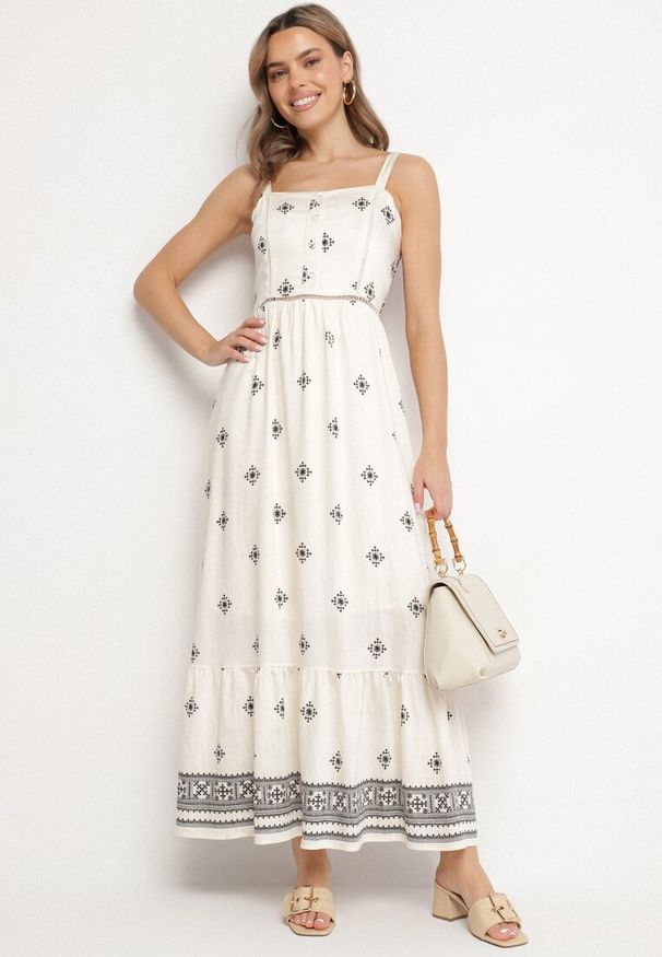 Born2be - Czarna Rozkloszowana Sukienka na Ramiączkach z Wiskozą w Etniczny Wzór Lealena. Okazja: na co dzień. Typ kołnierza: dekolt kwadratowy. Kolor: czarny. Materiał: wiskoza. Długość rękawa: na ramiączkach. Wzór: aplikacja. Typ sukienki: rozkloszowane. Styl: casual, elegancki