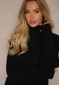 Renee - Czarna Sweterkowa Sukienka z Wełną Bawełną i Golfem o Pudełkowym Kroju z Ozdobnym Splotem Terevon. Okazja: na co dzień. Typ kołnierza: golf. Kolor: czarny. Materiał: bawełna, wełna. Długość rękawa: długi rękaw. Wzór: ze splotem. Styl: casual, elegancki #3