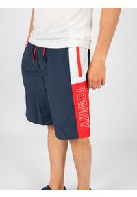 TOMMY HILFIGER - Tommy Jeans Szorty | DM0DM13220 | Mężczyzna | Biały, Czerwony, Granatowy. Kolor: czerwony, biały, wielokolorowy, niebieski. Materiał: bawełna, poliamid. Wzór: aplikacja, nadruk