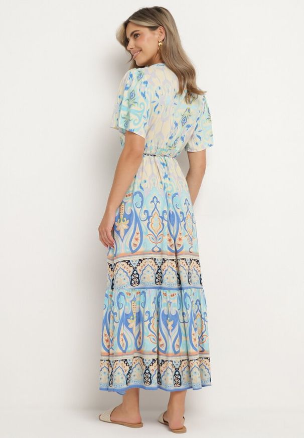 Born2be - Niebieska Wiskozowa Sukienka Boho Zapinana na Guziki z Materiałowym Paskiem w Talii Dimovana. Okazja: na co dzień. Typ kołnierza: dekolt w serek. Kolor: niebieski. Materiał: wiskoza, materiał. Długość rękawa: krótki rękaw. Wzór: aplikacja. Typ sukienki: proste. Styl: boho