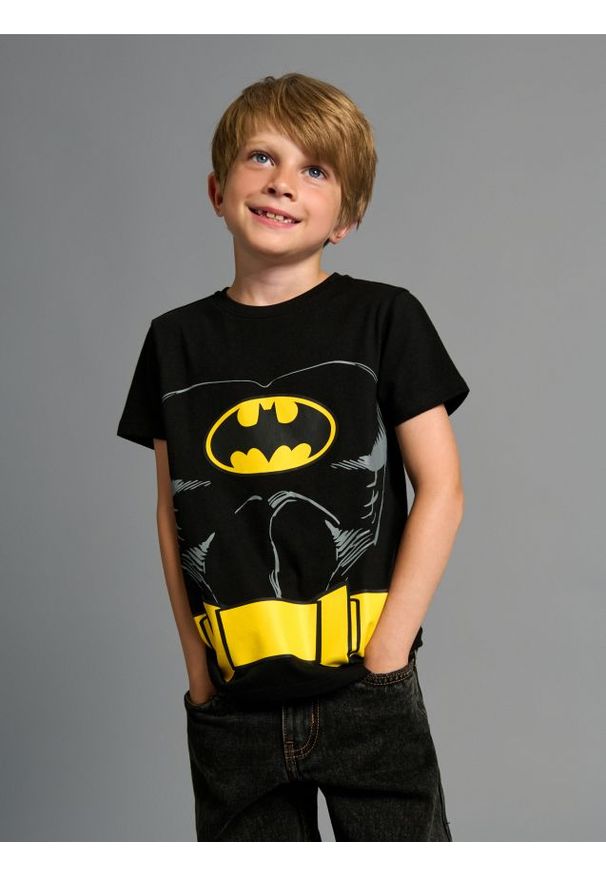 Sinsay - Bawełniana koszulka z krótkim rękawem Batman - czarny. Kolor: czarny. Materiał: bawełna. Długość rękawa: krótki rękaw. Długość: krótkie. Wzór: motyw z bajki