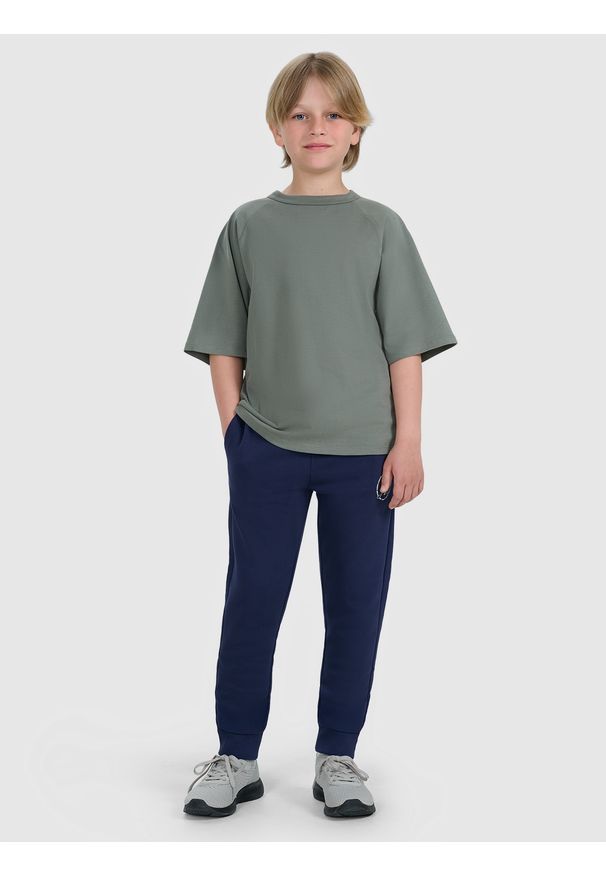 4f - 4F T-shirt oversize gładki chłopięcy - khaki 152 (11-12 lat). Okazja: na co dzień. Kolor: szary. Materiał: jersey, bawełna, materiał. Długość rękawa: krótki rękaw. Długość: krótkie. Wzór: gładki. Sezon: lato. Styl: casual, klasyczny, sportowy