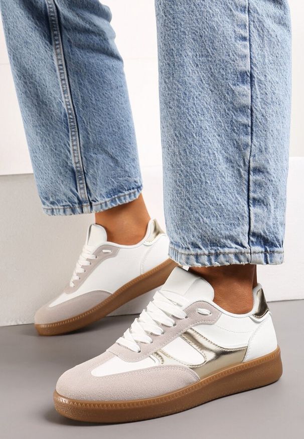 Born2be - Biało-Złote Sneakersy Tenisówki na Kauczukowej Podeszwie Ondriama. Okazja: na co dzień. Kolor: biały. Materiał: kauczuk