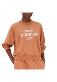 Bluza New Balance WT31508SEI - pomarańczowa. Okazja: na co dzień, na spacer. Kolor: pomarańczowy. Materiał: materiał, poliester, bawełna. Długość rękawa: raglanowy rękaw. Wzór: aplikacja. Styl: sportowy, casual, klasyczny. Sport: turystyka piesza