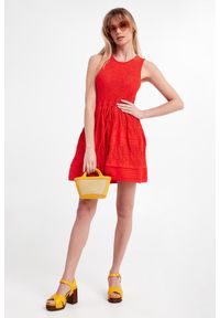 Twinset Milano - Sukienka dzianinowa TWINSET. Materiał: dzianina. Długość rękawa: bez rękawów. Wzór: kwiaty, ażurowy. Typ sukienki: rozkloszowane. Długość: mini #5