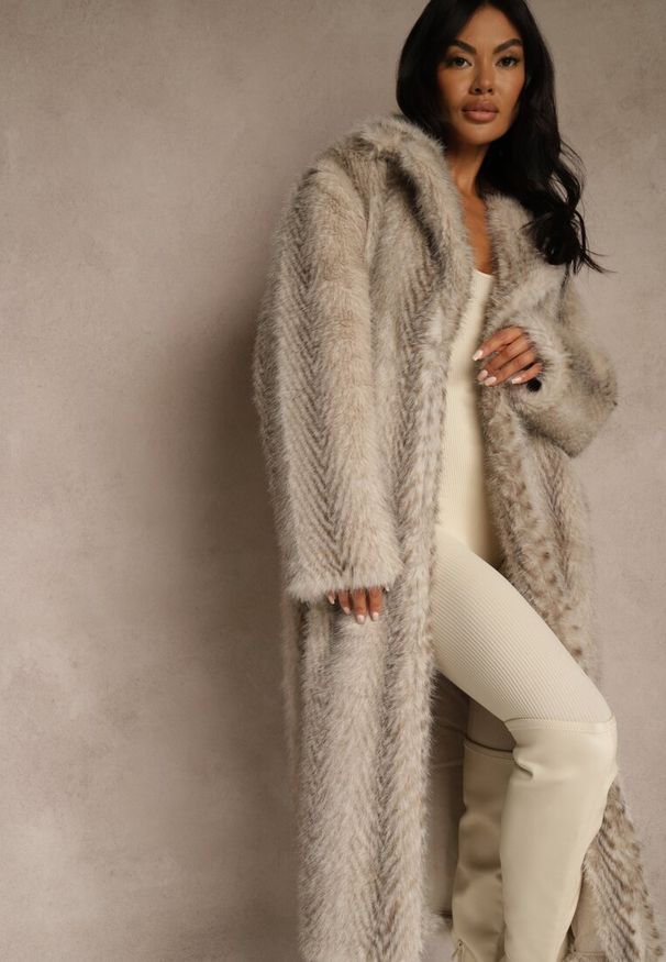 Renee - Jasnobeżowy Płaszcz Futerko o Jednorzędowym Fasonie Cataris. Okazja: na co dzień. Kolor: beżowy. Materiał: futro. Styl: casual, elegancki