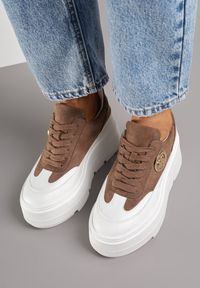 Born2be - Ciemnobeżowe Sneakersy Vices na Platformie Zdobione Okrągłą Aplikacją Wodvire. Okazja: na co dzień, na spacer. Nosek buta: okrągły. Kolor: beżowy. Materiał: jeans. Szerokość cholewki: normalna. Wzór: aplikacja. Obcas: na platformie. Sport: turystyka piesza #5