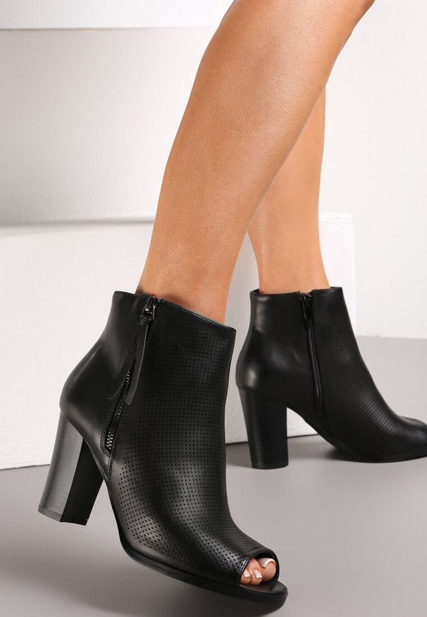 Born2be - Czarne Botki na Słupku z Cholewką za Kostkę i Otwartym Noskiem Alentha. Wysokość cholewki: za kostkę. Nosek buta: otwarty. Kolor: czarny. Szerokość cholewki: normalna. Obcas: na słupku