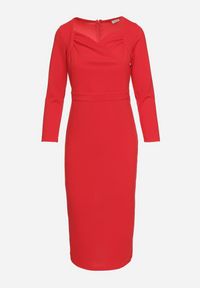 Born2be - Czerwona Sukienka Ozdobiona Asymetrycznym Dekoltem Silfedi. Okazja: na co dzień. Kolor: czerwony. Materiał: jeans. Wzór: aplikacja. Typ sukienki: asymetryczne. Styl: casual, elegancki, klasyczny #5