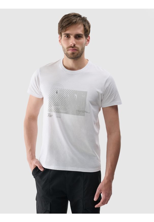 4f - T-shirt regular z nadrukiem męski - biały. Okazja: na co dzień. Kolor: biały. Materiał: jersey, dzianina, bawełna. Długość rękawa: krótki rękaw. Długość: krótkie. Wzór: nadruk. Styl: sportowy, casual, klasyczny